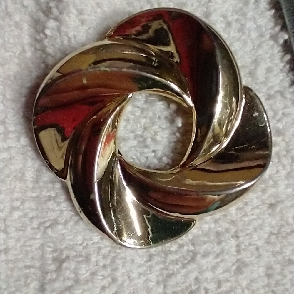 Goldtone scarf clip approx. 1.7/8 inch wide